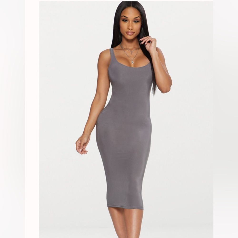 Scoop neck midi dress.